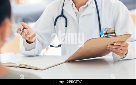 Medico che parla di assicurazione sanitaria in clinica, operatore sanitario in incontro con paziente malato e medico che fornisce servizio. Consulenza pianificazione con documenti in consultazione in ospedale Foto Stock