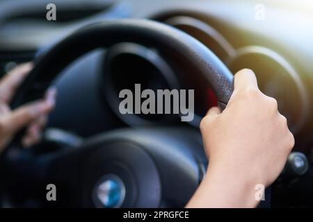 Guidare in modo sicuro e con cautela, tenendo le mani sul volante durante la guida. Foto Stock