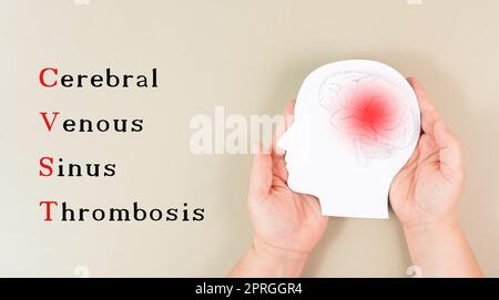 Trombosi venosa cerebrale del seno è in piedi sullo sfondo, Silhouette di una testa con un cervello, coagulo di sangue rosso, effetto collaterale vaccino covid-19 Foto Stock