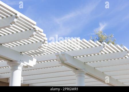 Bella casa Patio Copertura contro il cielo blu. Foto Stock