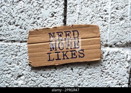 I testi scritti a mano hanno bisogno di più mi piace. Concetto che significa la necessità di avere altri follower imprenditori di social network che puntano informazioni importanti con Pen in mano. Foto Stock