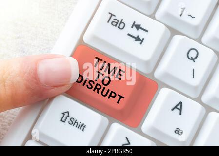 Segno di testo che mostra il tempo di disrupt, Word per il momento di disruptivo innovazione ha richiesto ora Man Holding Digital Display futuristico tecnologia Compu Foto Stock