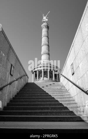 Vista della bellissima colonna della Vittoria a Berlino in Germania in bianco e nero Foto Stock