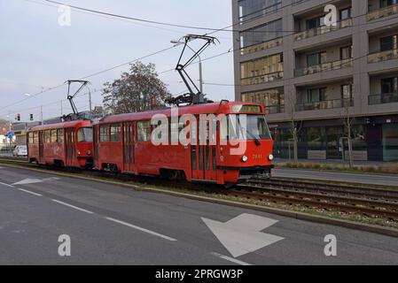 Tram elettrici sulla vasta rete di tram nella città di Bratislava, Slovacchia Foto Stock