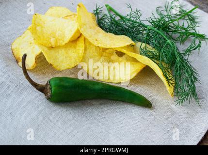 Spicy potato chips con pepe e aneto, luogo per il vostro testo. Foto Stock