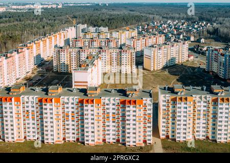 Gomel, Bielorussia. Vista aerea dall'alto delle nuove case residenziali a più piani. Skyline del paesaggio urbano nel soleggiato giorno di primavera. Settore immobiliare, sviluppo Foto Stock