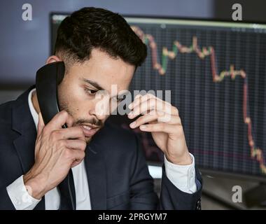 Sottolineato uomo d'affari al telefono, il commercio sul mercato azionario durante una crisi finanziaria. Commerciante in un mercato dell'orso con gli stock che crashing. Crash del mercato A. Foto Stock