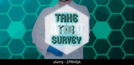 Testo che mostra ispirazione partecipa al sondaggio. Parola scritta su compila il questionario per fornire il feedback dell'addetto all'assistenza che tiene tablet e presenta con l'altra mano un messaggio importante Foto Stock