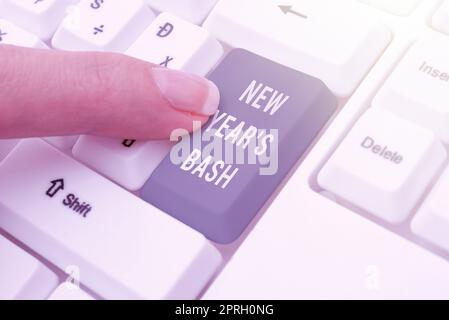 Testo calligrafia Bash di Capodanno. Vetrina aziendale celebrazione dei 365 giorni in arrivo happy party Time Four Notes Applied on Wall with important Messages Above Desk with Tape. Foto Stock