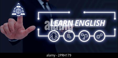 Scrivere a mano il testo imparare l'inglese. Vetrina aziendale Studio un'altra lingua Impara qualcosa di straniero Communication Woman che tiene un tablet e indica informazioni importanti con la penna in mano. Foto Stock