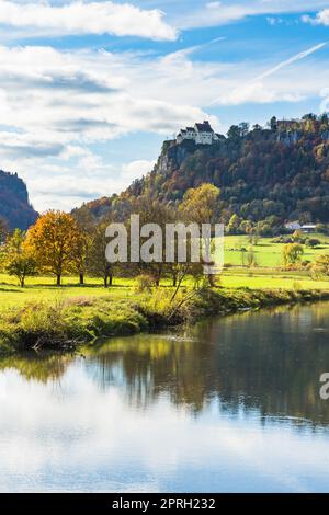 Fiume Danubio e Castello di Werenwag in autunno, Parco Naturale dell'Alto Danubio, Alb Svevo, Baden-Wuerttemberg, Germania Foto Stock