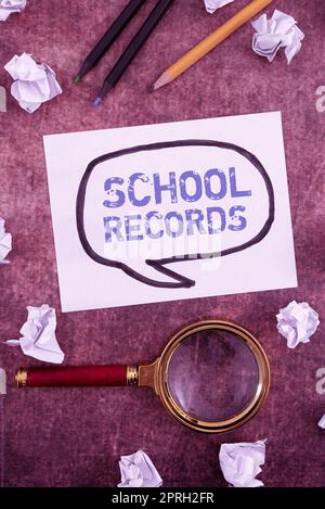 Scrittura a mano registrazione scolastica informazioni che vengono conservate su un bambino a scuola Biografia. Approccio aziendale informazioni che vengono conservate su un bambino a scuola Biografia Man Holding tablet with Late Data and S Over e Presenting New Ideas. Foto Stock
