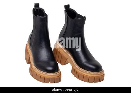 Stivali Chelsea da donna. Primo piano di un paio di stivali chelsea da donna in pelle nera con tacco alto isolato su sfondo bianco. Tracciato di ritaglio. Moda adv Foto Stock