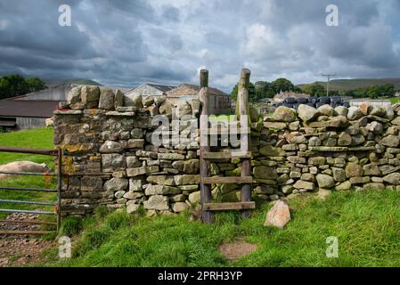 Palafitte in legno su un sentiero escursionistico nello Yorkshire Dales, Inghilterra, Regno Unito. Foto Stock