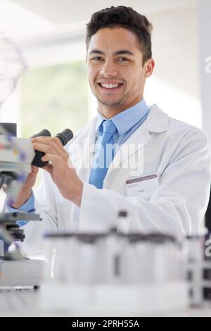 Prevenire è sempre meglio che curare. Ritratto corto di un giovane scienziato maschile che lavora nel suo laboratorio. Foto Stock