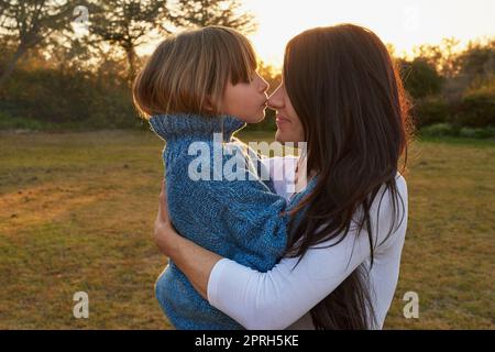 La vita è tutta di momenti speciali come questi: Una madre e una figlia che si godono un po 'di tempo all'aperto insieme. Foto Stock