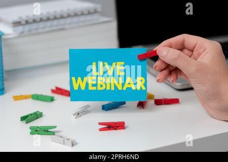 Handwriting testo Webinar dal vivo, concetto che significa seminario interattivo trasmesso sul web in tempo reale Foto Stock