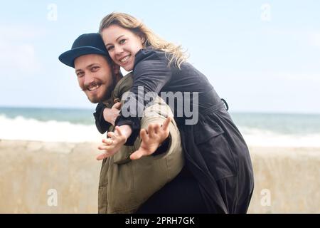 Ammalata la porta fino alle estremità della terra. Ritratto di una giovane coppia affettuosa che trascorre il tempo insieme all'aperto. Foto Stock