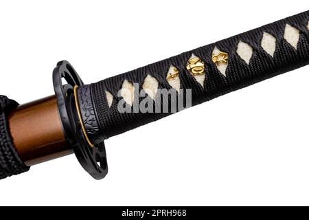 Tsuka - manico di spada giapponese avvolto da filo di seta nero su pelle di raggio bianco isolato su sfondo bianco. Messa a fuoco selettiva. Foto Stock