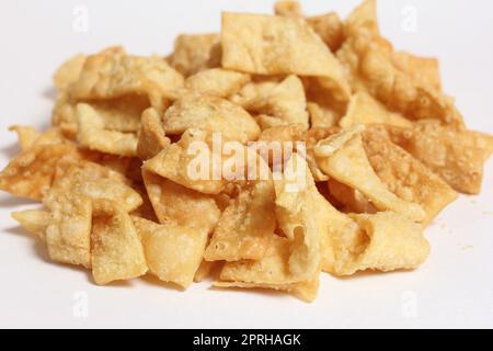 Mucchio di croccanti Wontons Fried dal ristorante cinese isolato su bianco Foto Stock