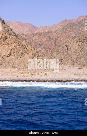 Il Mar Rosso sul Golfo di Aqaba, circondato dalle montagne della penisola del Sinai, Dahab, Egitto Foto Stock