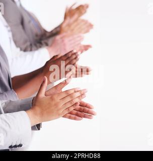 Bravo. un gruppo di persone che stringono le mani insieme. Foto Stock