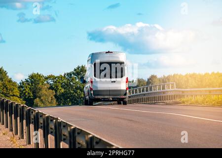 Auto su strada con barriera di sicurezza metallica o rotaia Foto Stock