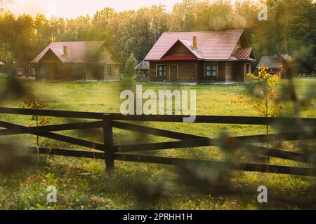 Berezinsky, riserva della biosfera, Bielorussia. Case di ospiti turistiche bielorusse tradizionali nel paesaggio di inizio autunno. Luogo popolare per il riposo e l'eco-turismo attivo in Bielorussia Foto Stock