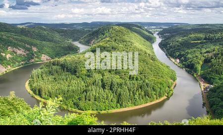 Vista di Saarschleife dalla torre a piedi sulla cima dell'albero. Una torre di osservazione nel Saarland. Natura pura. Foto Stock