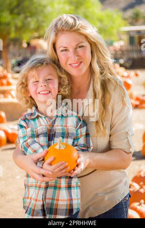 Adorabili giovane famiglia gode di una giornata presso la Zucca Patch. Foto Stock