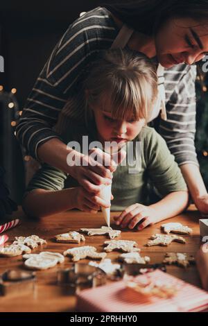 Natale, Capodanno, preparazione del cibo. Biscotti al pan di zenzero decorati con glassa Foto Stock