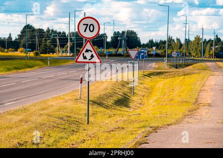 Autostrada con limite di velocità 70 cartello stradale, rotatoria davanti Foto Stock