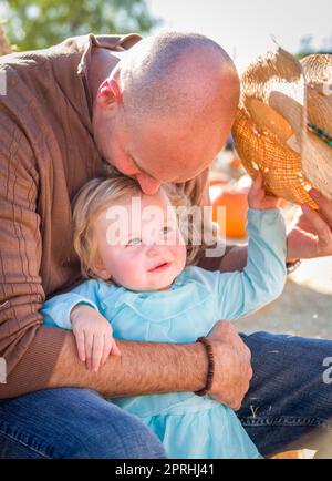 Adorabili giovane famiglia gode di una giornata presso la Zucca Patch. Foto Stock