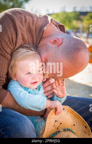 Adorabili giovane famiglia gode di una giornata presso la Zucca Patch. Foto Stock