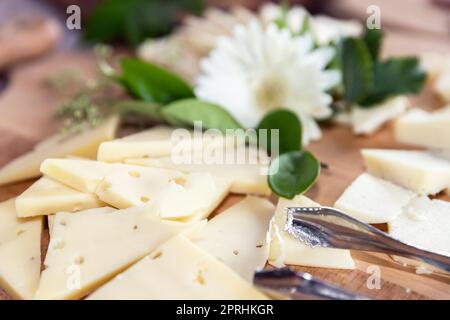 Piatto di formaggi di diverse varietà, su tavola di legno. Messa a fuoco selettiva. Foto Stock