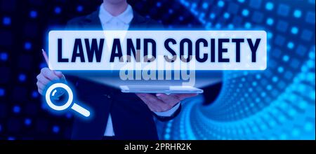 Testo calligrafia legge e societàDissuto il rapporto reciproco tra legge e società. Foto concettuale indirizzo il rapporto reciproco tra legge e società Foto Stock