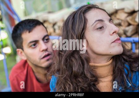 Coppia molto ubriaca nel conflitto di disputa. Relazioni e problemi sociali nella cultura giovanile. Concetto di alcolismo Foto Stock