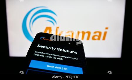 Telefono cellulare con pagina Web della società statunitense Akamai Technologies Inc. Sullo schermo davanti al logo aziendale. Messa a fuoco in alto a sinistra del display del telefono. Foto Stock