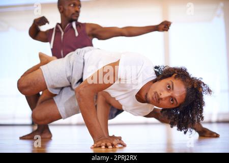 Mantenersi in forma con la capoeira. Due giovani che praticano in uno studio di danza Foto Stock