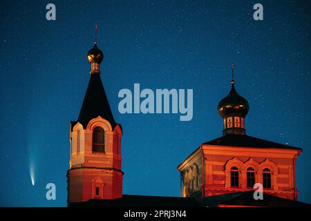 Korma Village, Dobrush District, Bielorussia. Cometa NevoISE C2020f3 in cielo stellato notturno e St. John the Korma Convent Church nel Korma Village. Famosa chiesa ortodossa e patrimonio storico Foto Stock