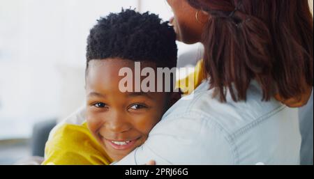 Rovinare la mamma con tutto il mio amore oggi. Ritratto di un adorabile ragazzino che si lega e passa del tempo con la madre a casa. Foto Stock