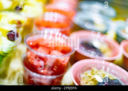 Macedonie di frutta preconfezionate esposte in un frigorifero commerciale Foto Stock