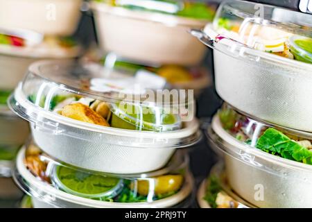 Pasti pronti da consumare esposti in un frigorifero commerciale Foto Stock