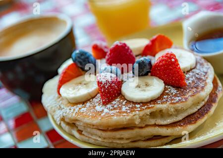 Pancake belgi serviti con frutta e sciroppo d'acero Foto Stock