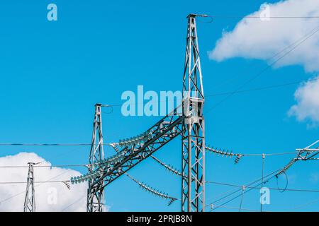 Concetto di elettricità, primo piano sulla stazione delle linee elettriche ad alta tensione Foto Stock