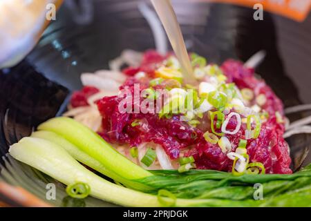 Spaghetti con fetta di manzo crudo, famosa cucina a Kinmen di Taiwan Foto Stock