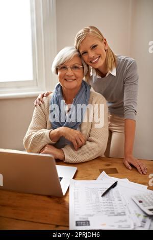 Dare una mano con le dichiarazioni fiscali Grandmas. Una nipote che aiuta sua nonna con il suo budget Foto Stock