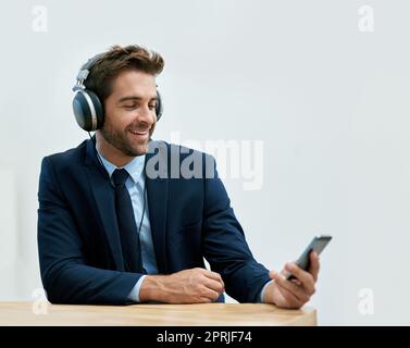 Impegnato nella vita aziendale, un bel giovane uomo d'affari nel suo ufficio. Foto Stock