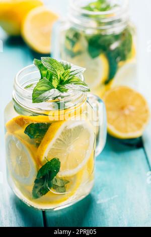 Limonata alla menta in vasetti di vetro sul retro blu tavolo in legno Foto Stock