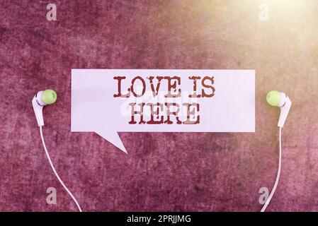 Segno di testo che mostra l'amore è qui, Parola scritta su Romantic Feeling Lovely Emotion Positive Expression Care Joy Foto Stock